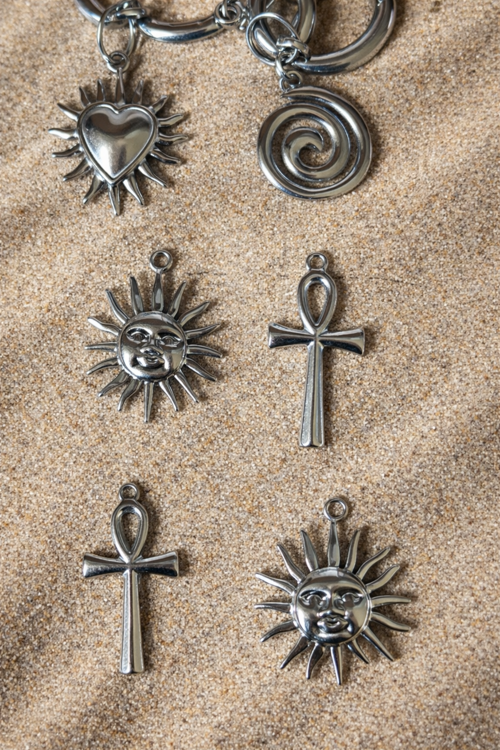 Les Grands Charms Argentés