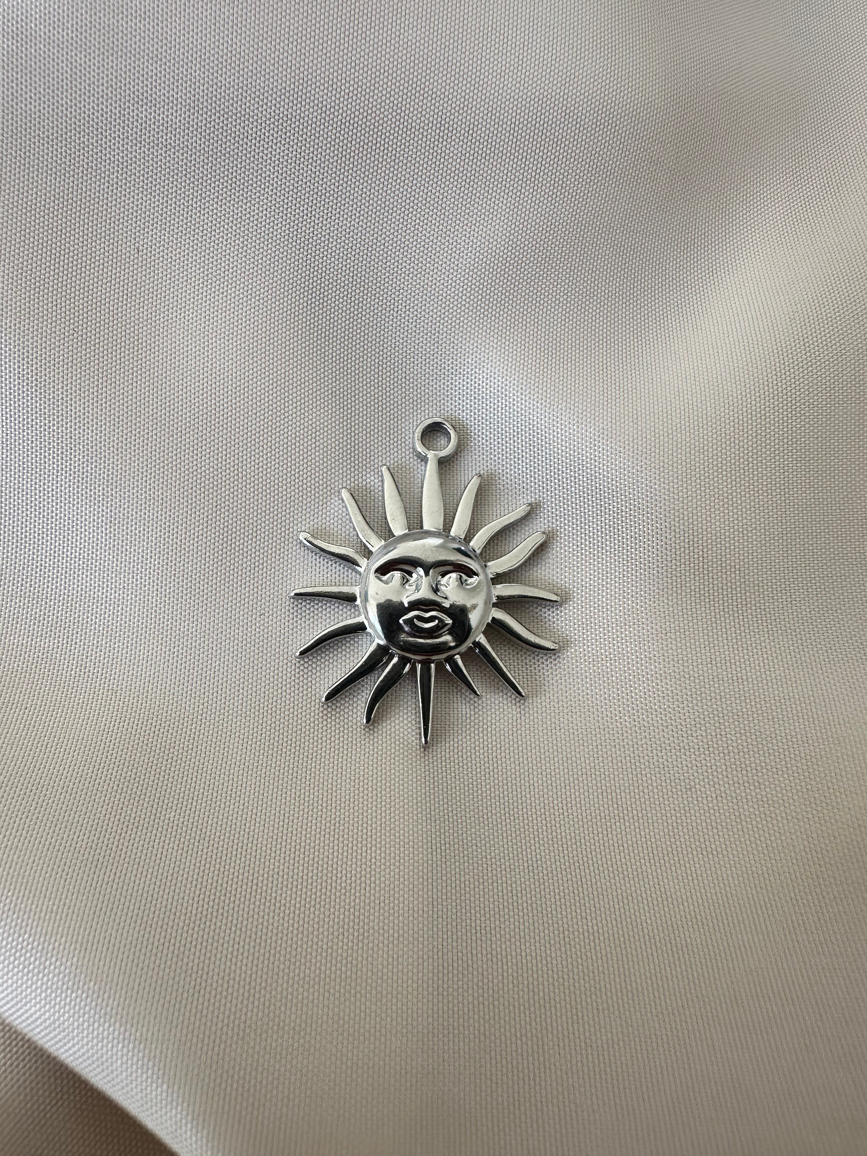 Charms soleil argenté