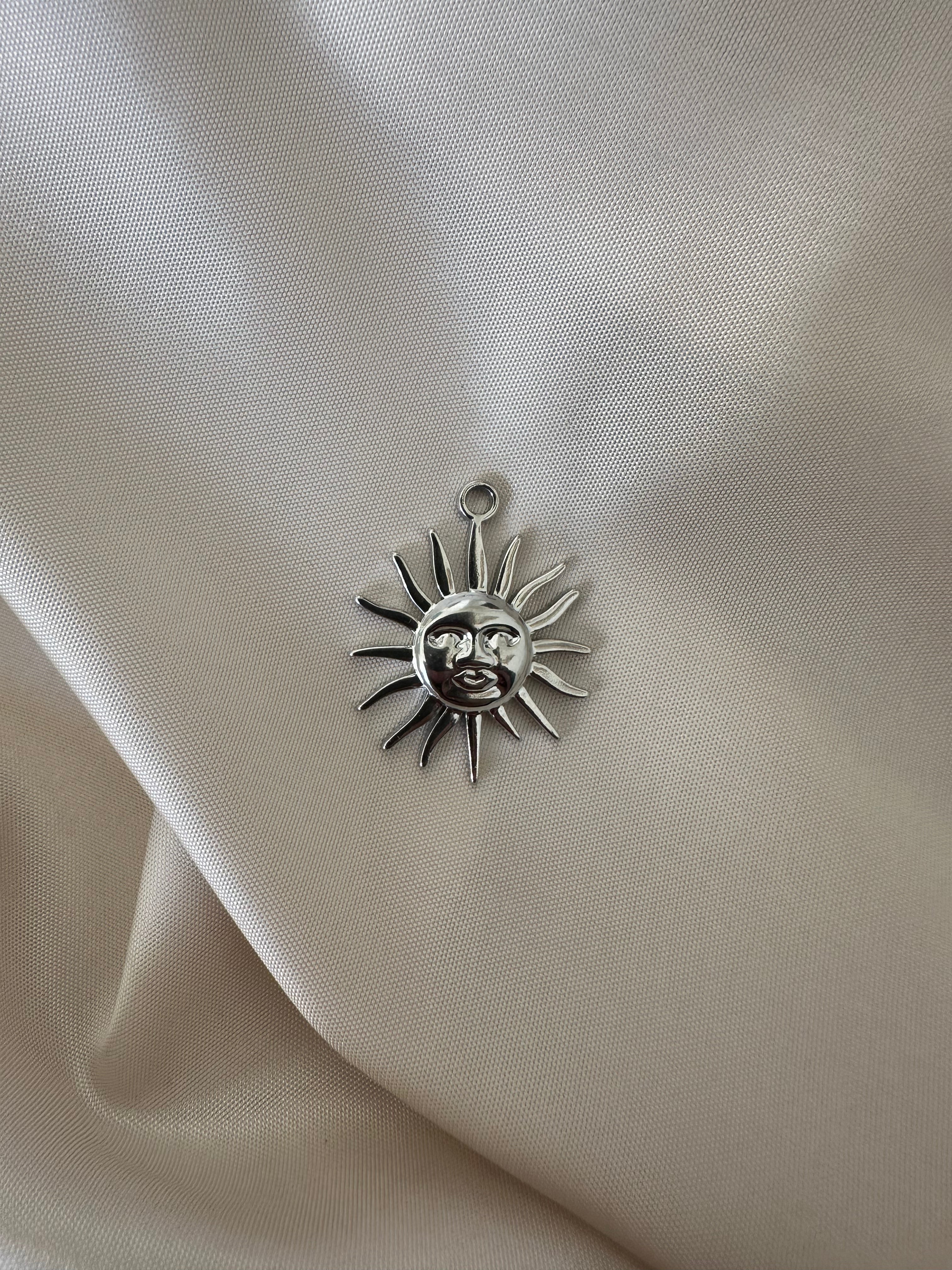 Charms soleil argenté