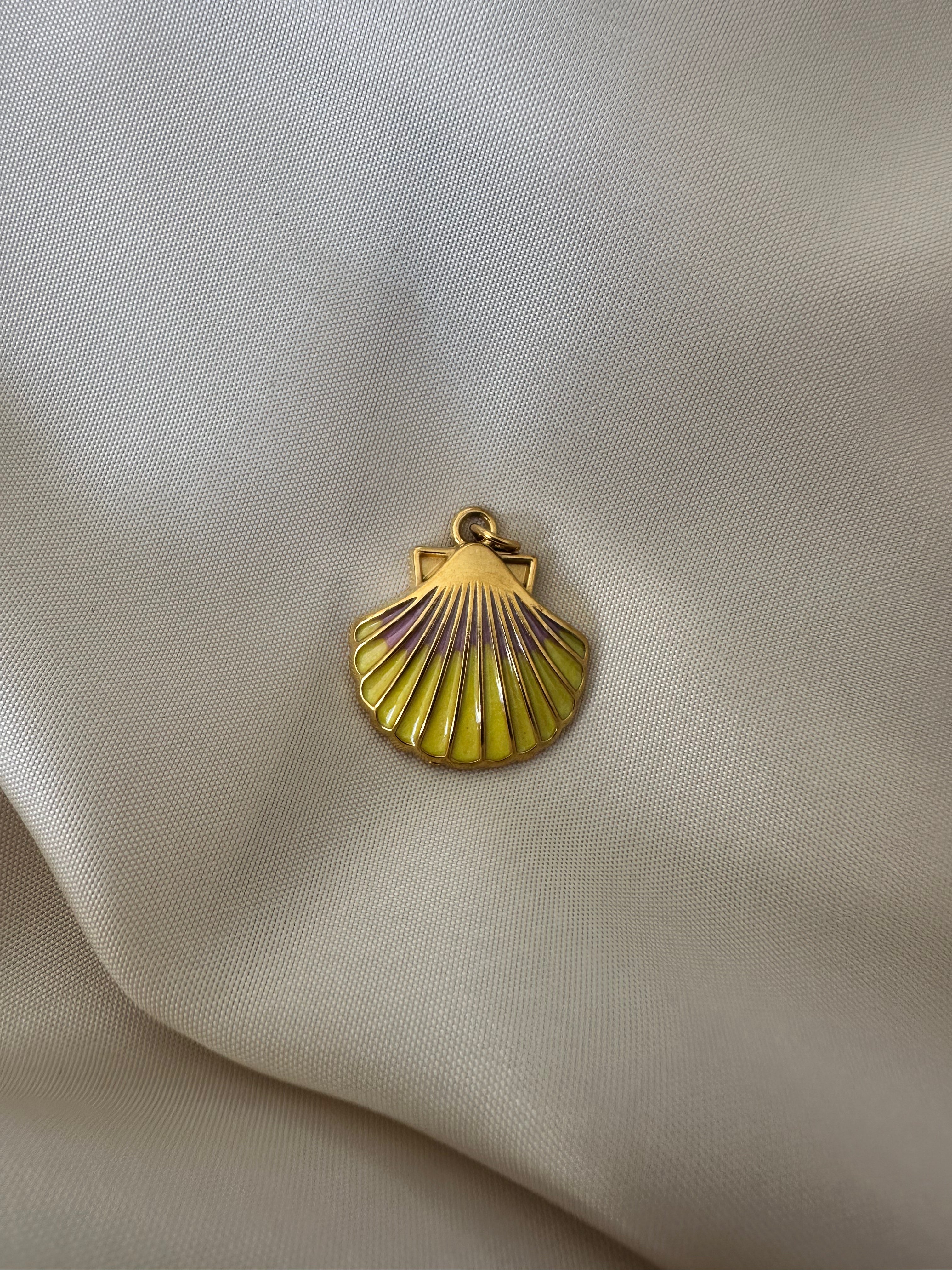 charm coquille jaune