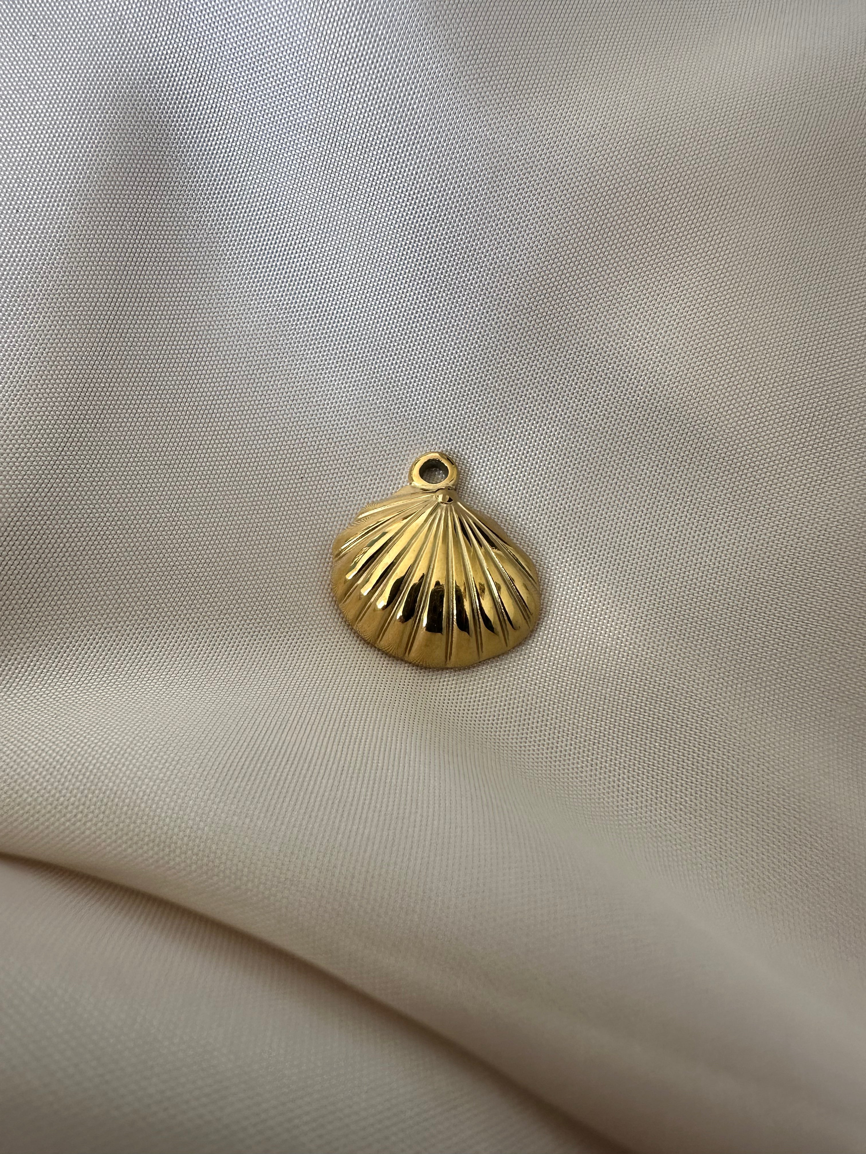 Charm coquille doré