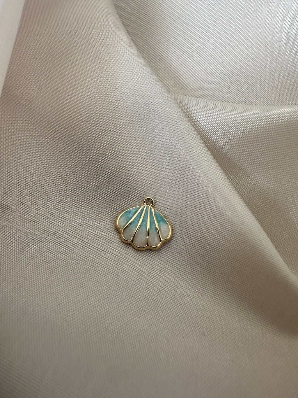 Petit charm coquille bleuée