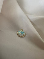 Petit charm coquille bleuée