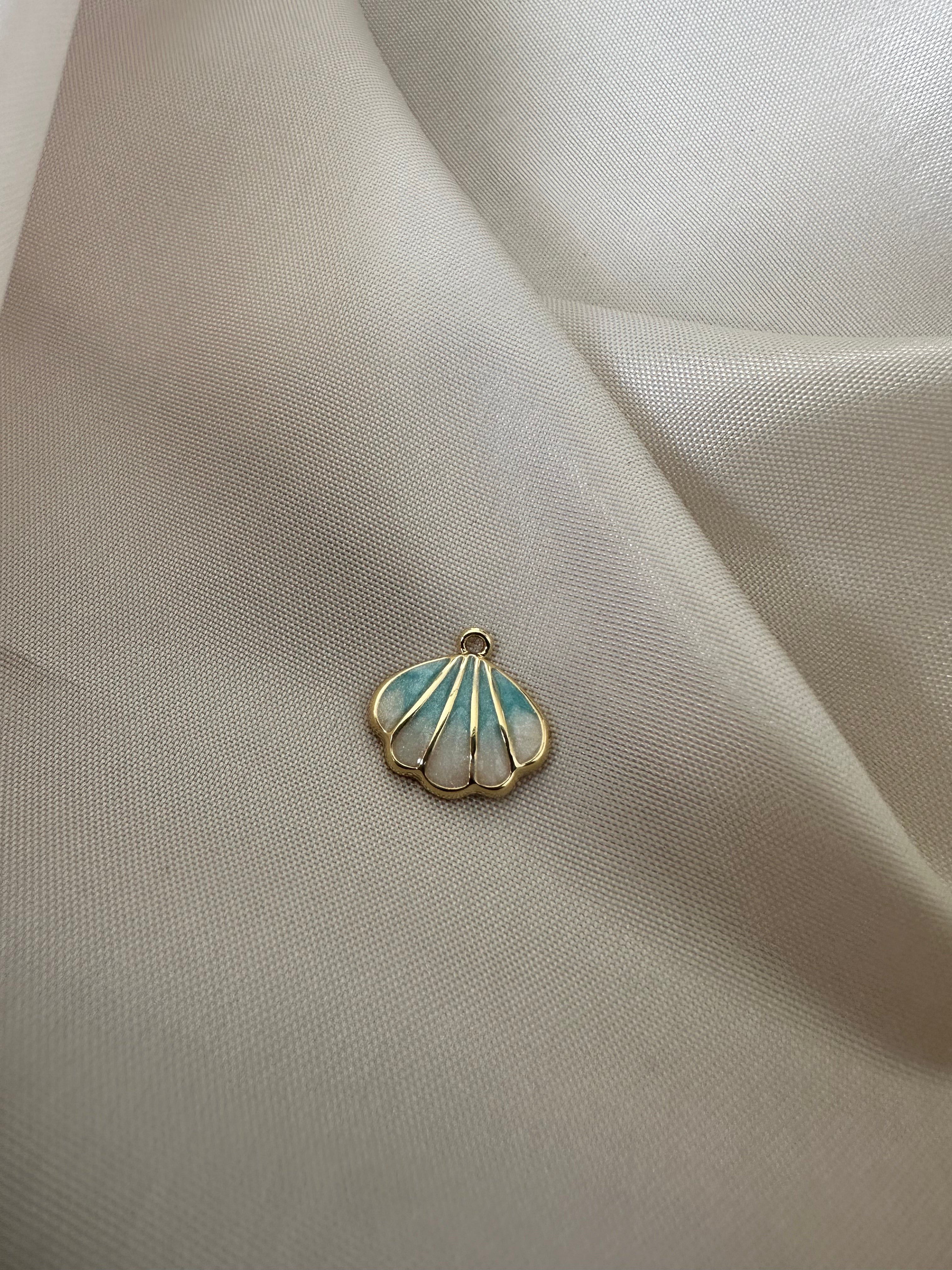 Petit charm coquille bleuée
