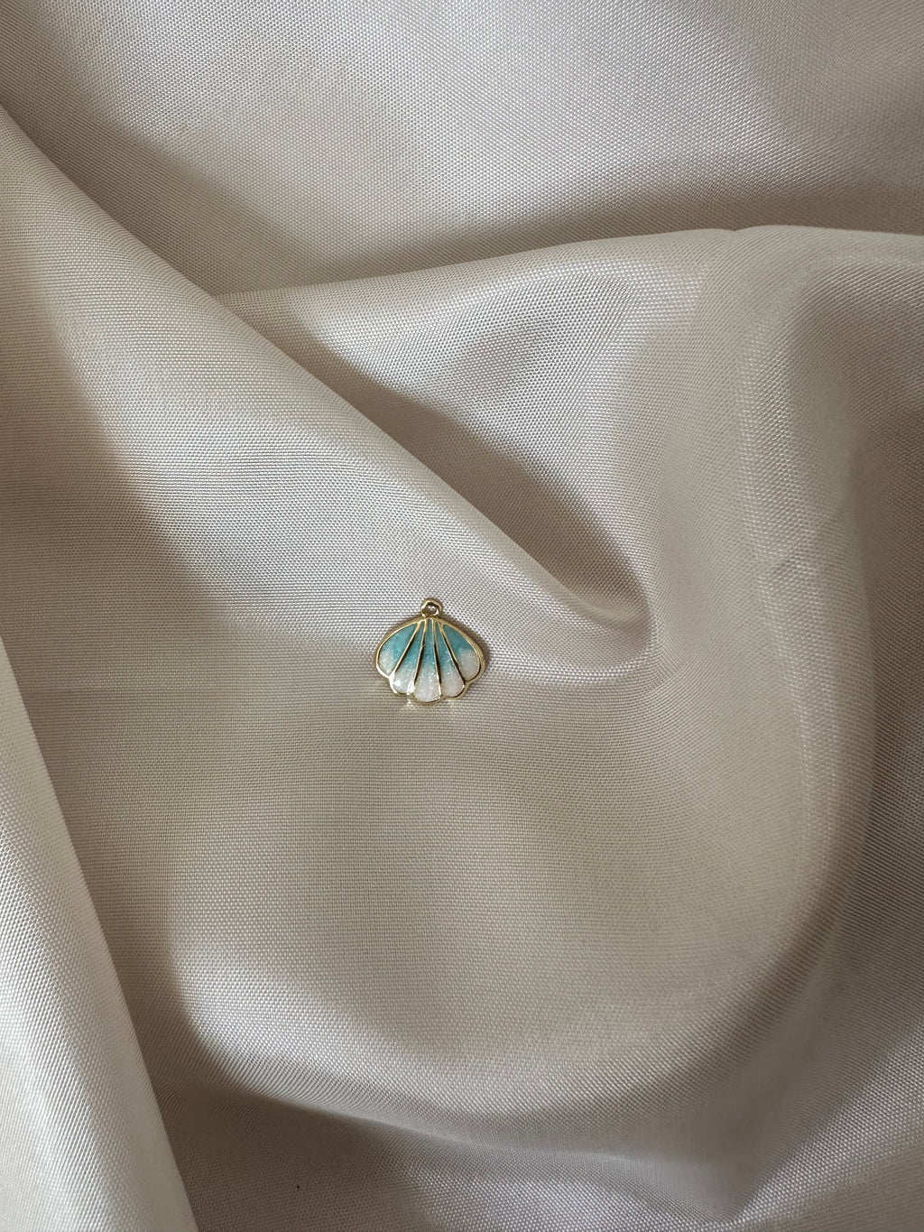 Petit charm coquille bleuée
