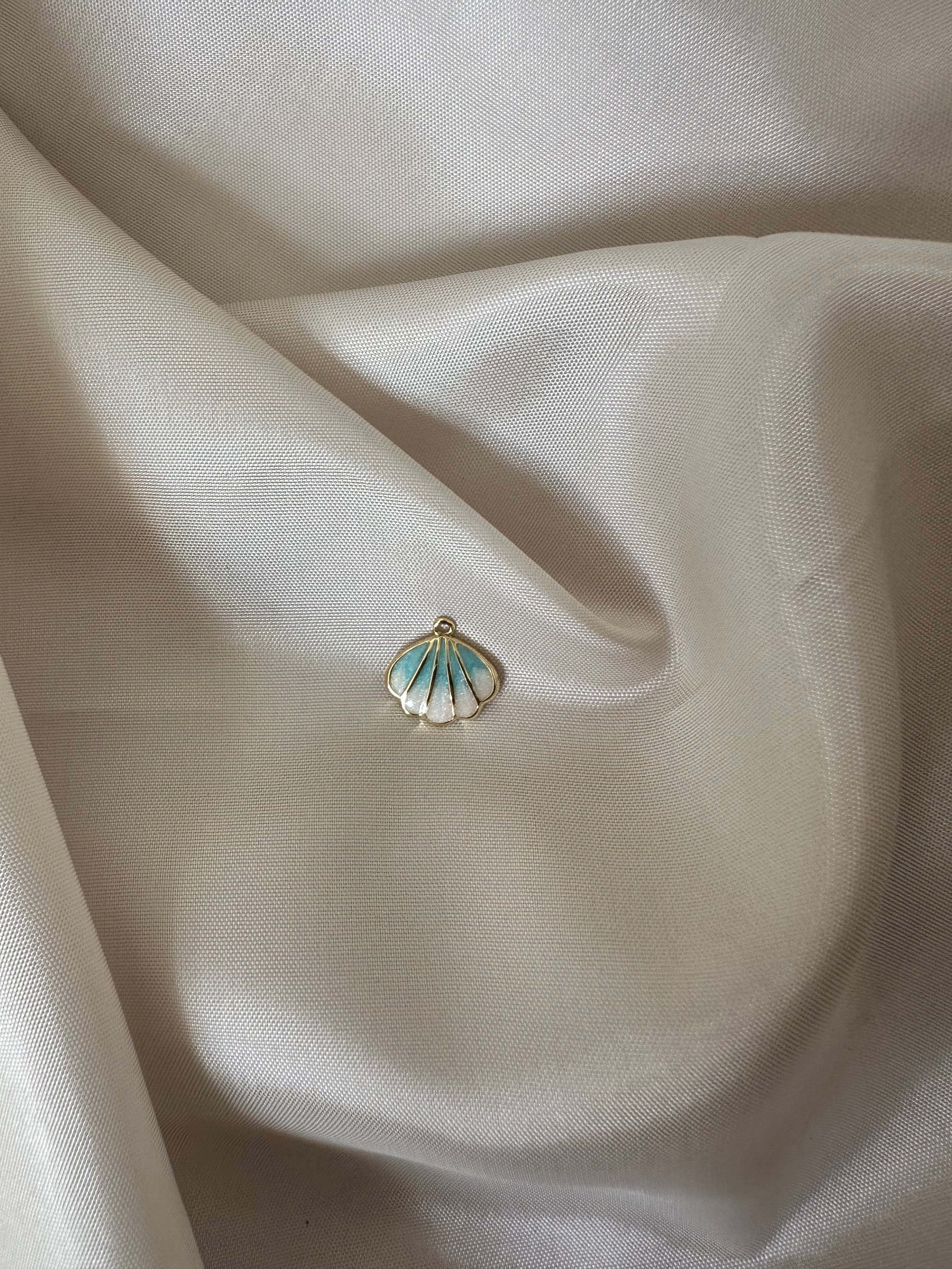 Petit charm coquille bleuée
