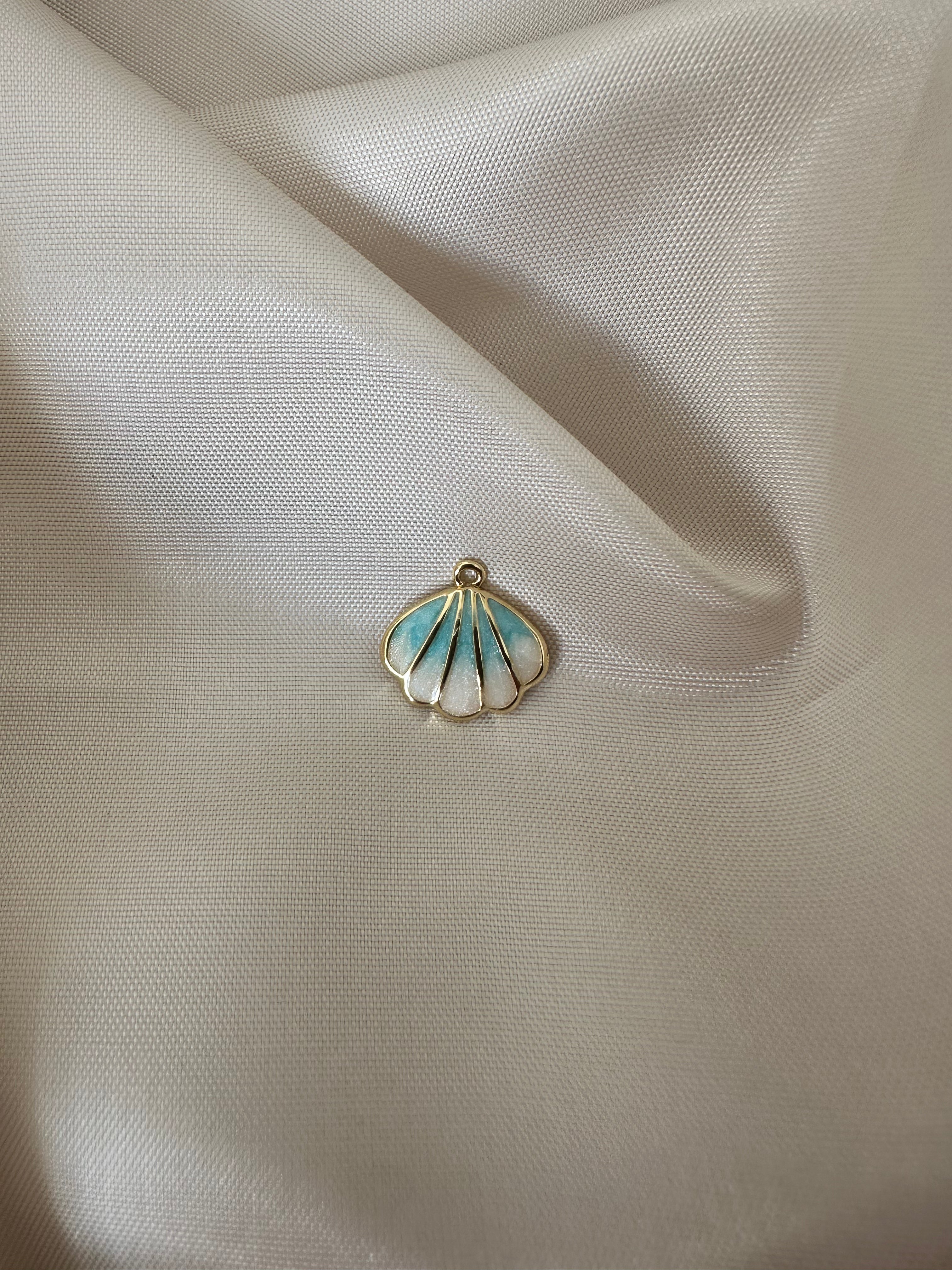 Petit charm coquille bleuée