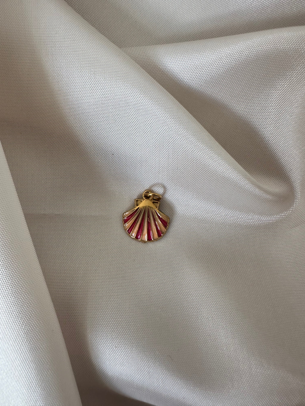 Petit charm coquille fushia/orange