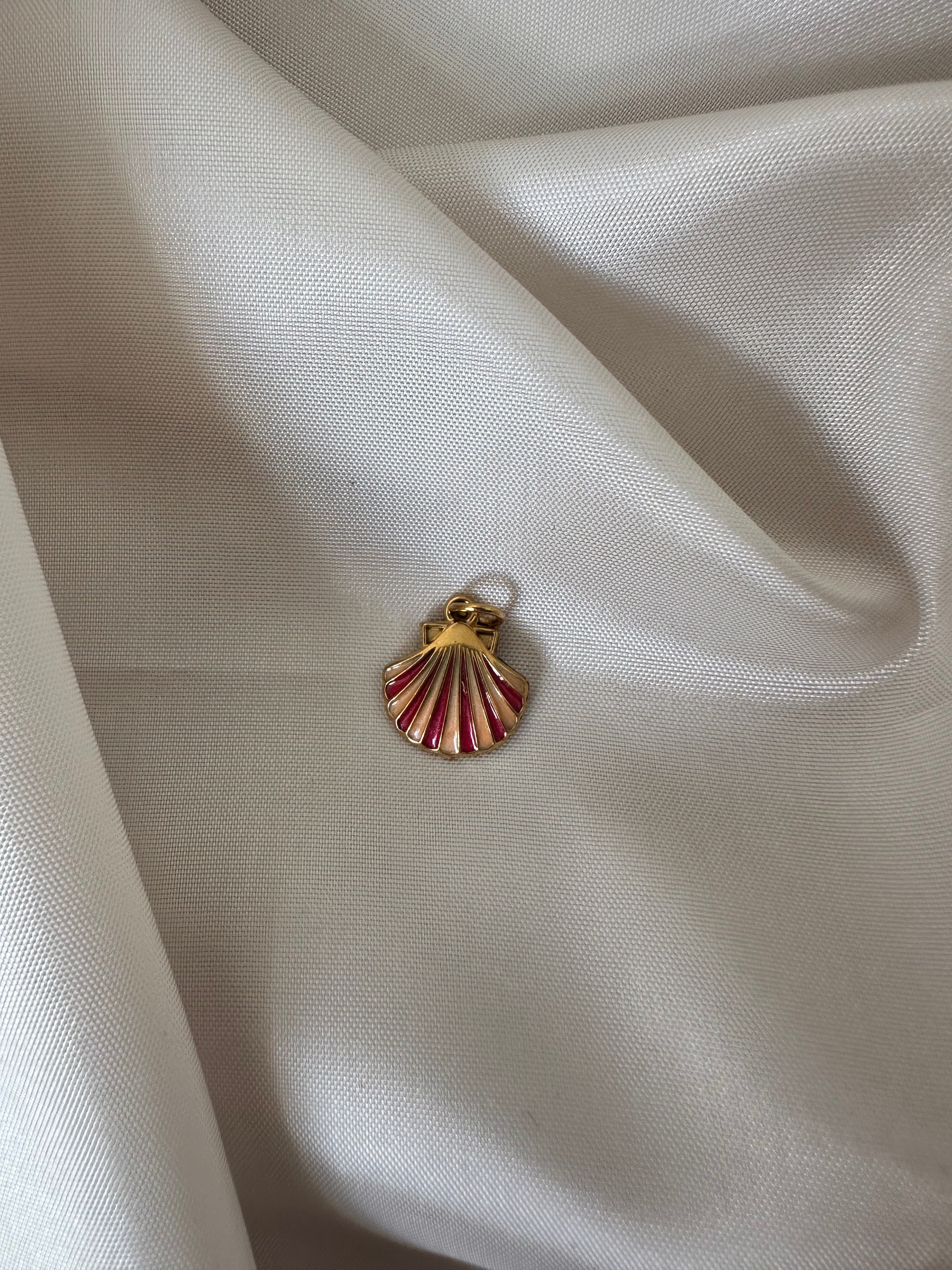 Petit charm coquille fushia