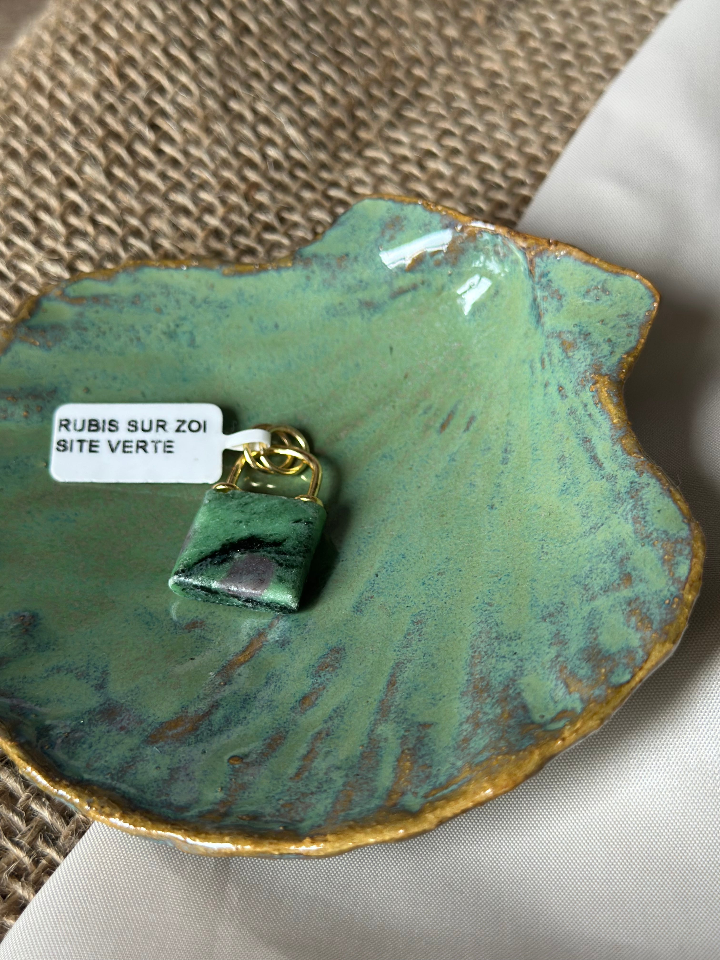 Pierre doré : rubis sur zoisite