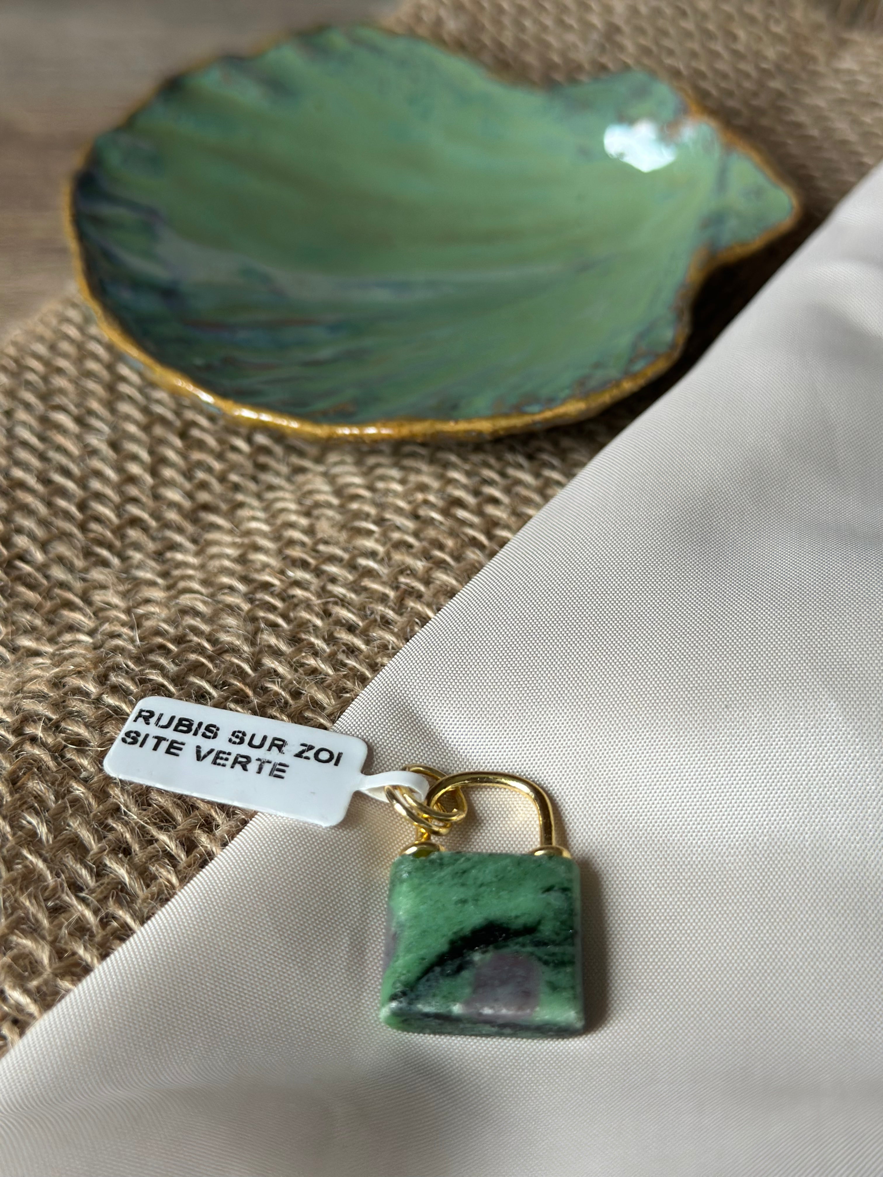 Pierre doré : rubis sur zoisite