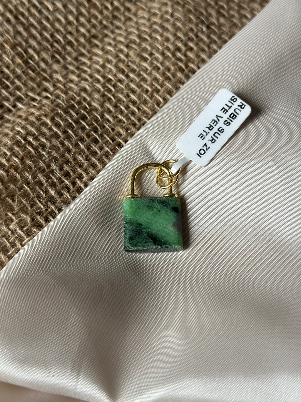 Pierre doré : rubis sur zoisite