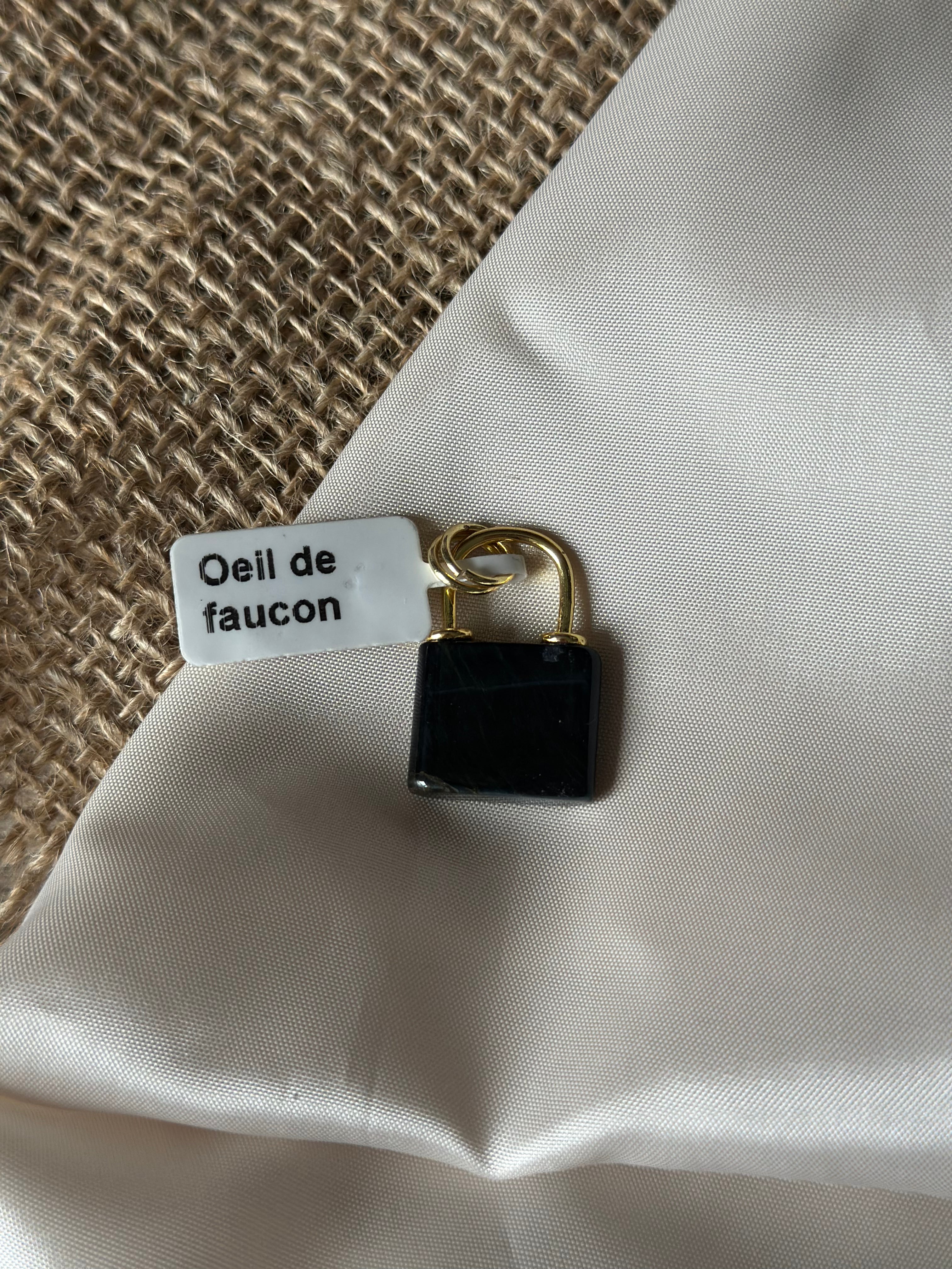 Pierre doré : Oeil de Faucon