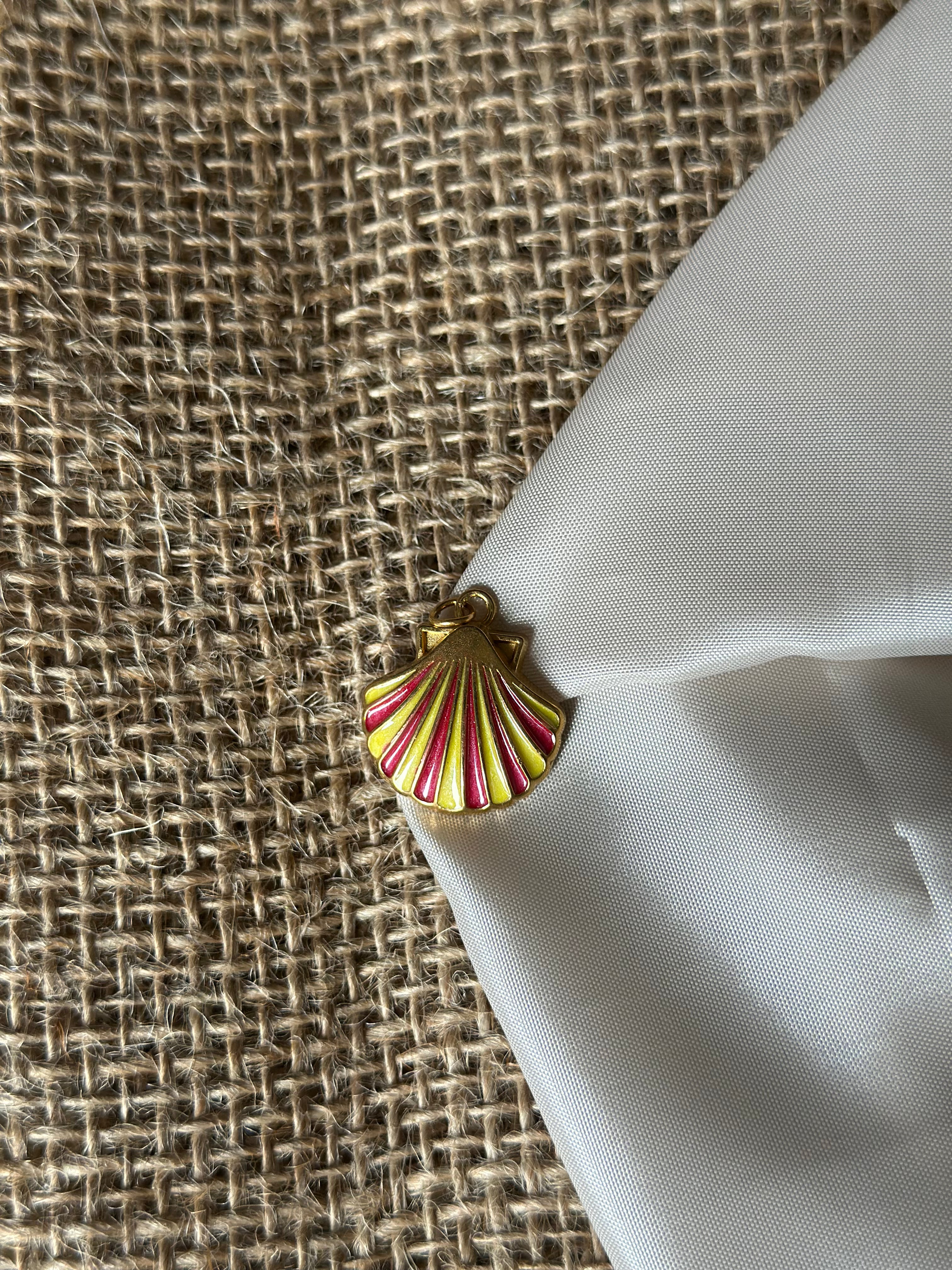 Charm coquille fushia/jaune