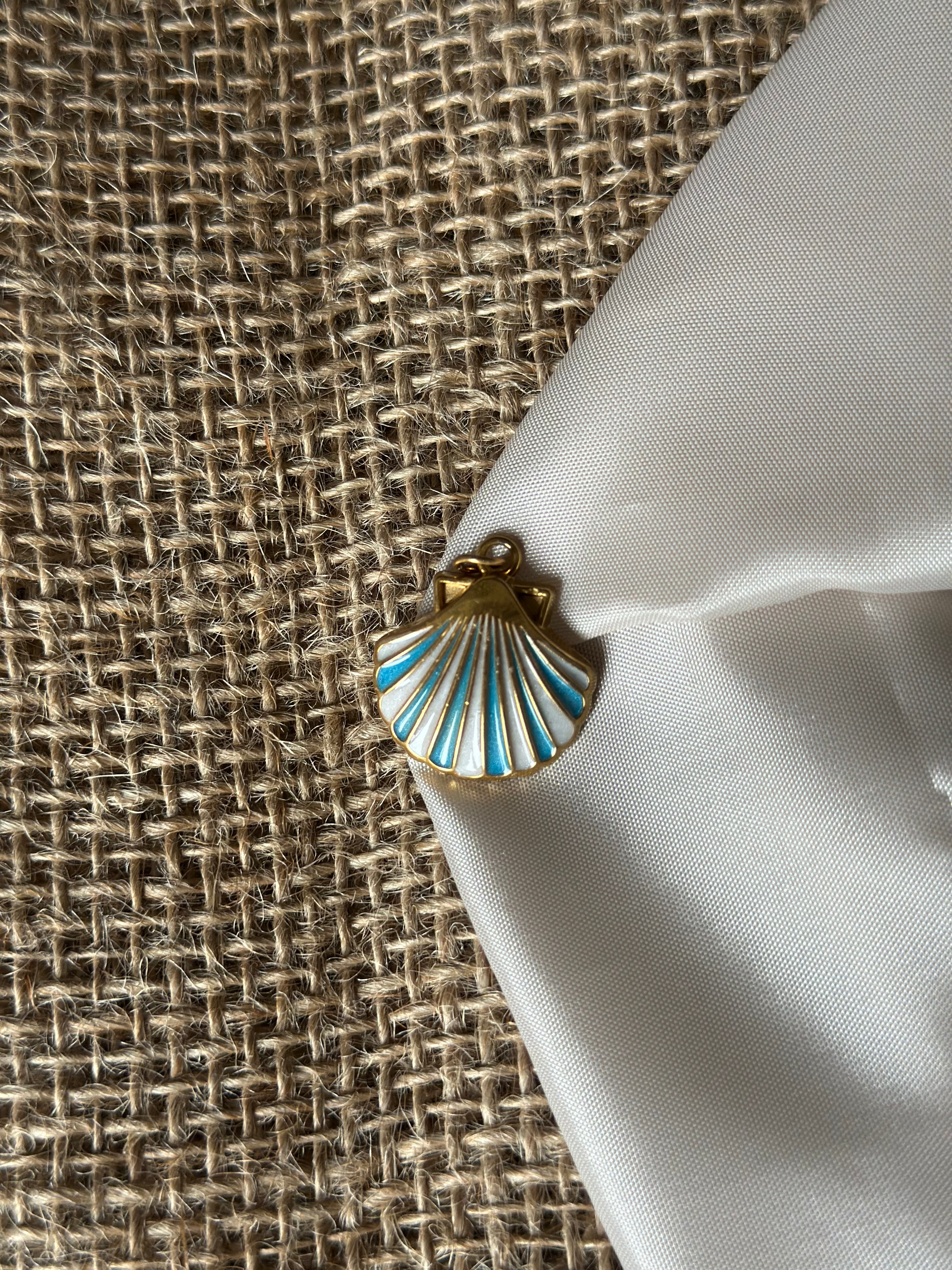 Charm coquille bleuée