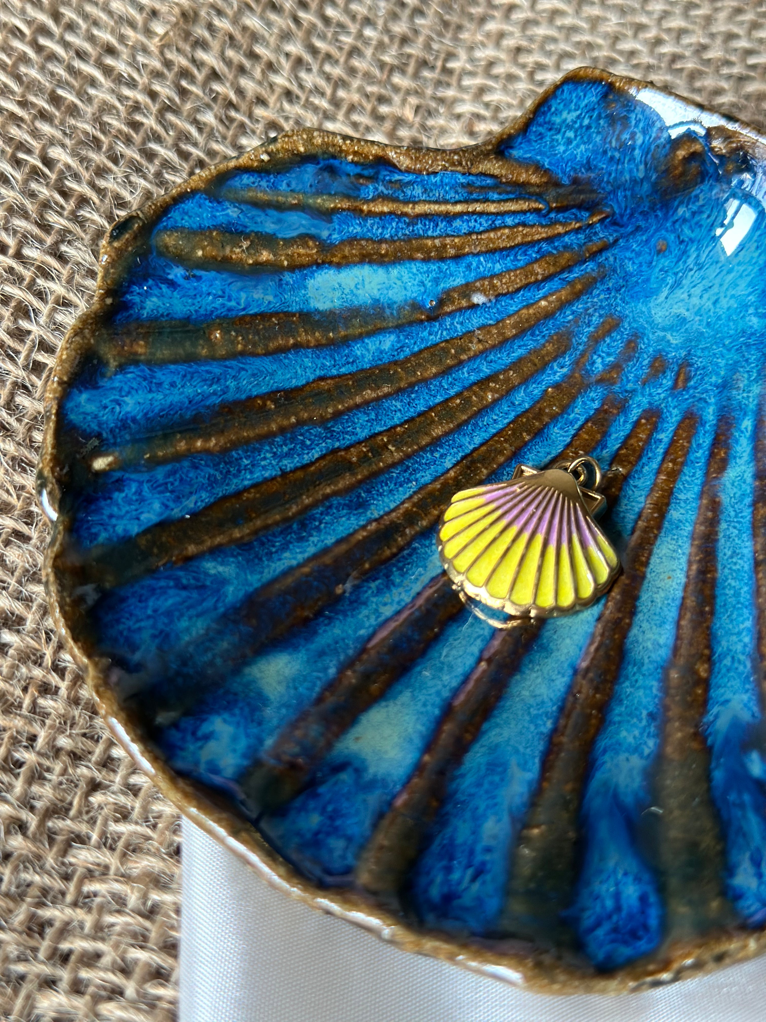 charm coquille jaune