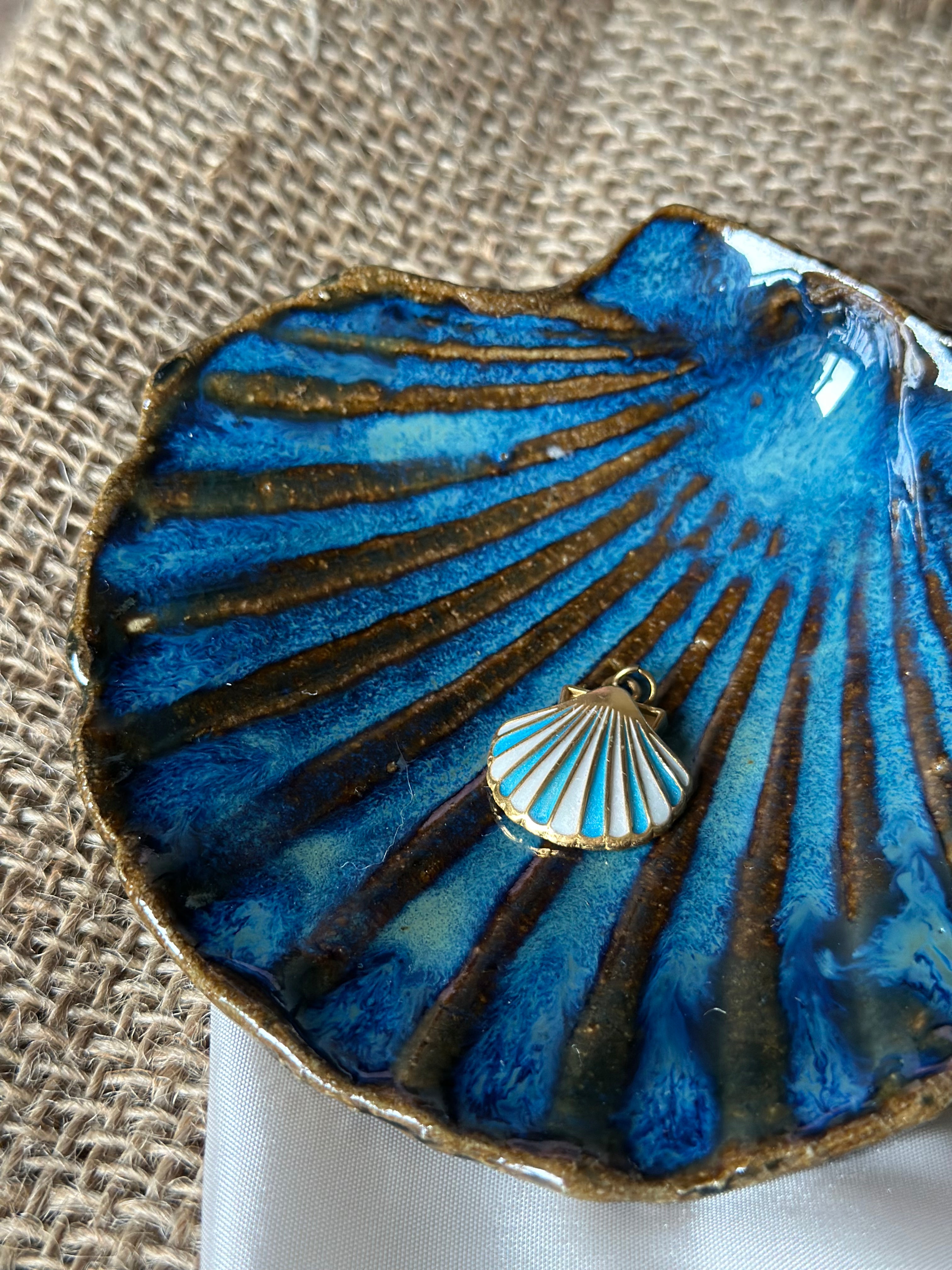 Charm coquille bleuée