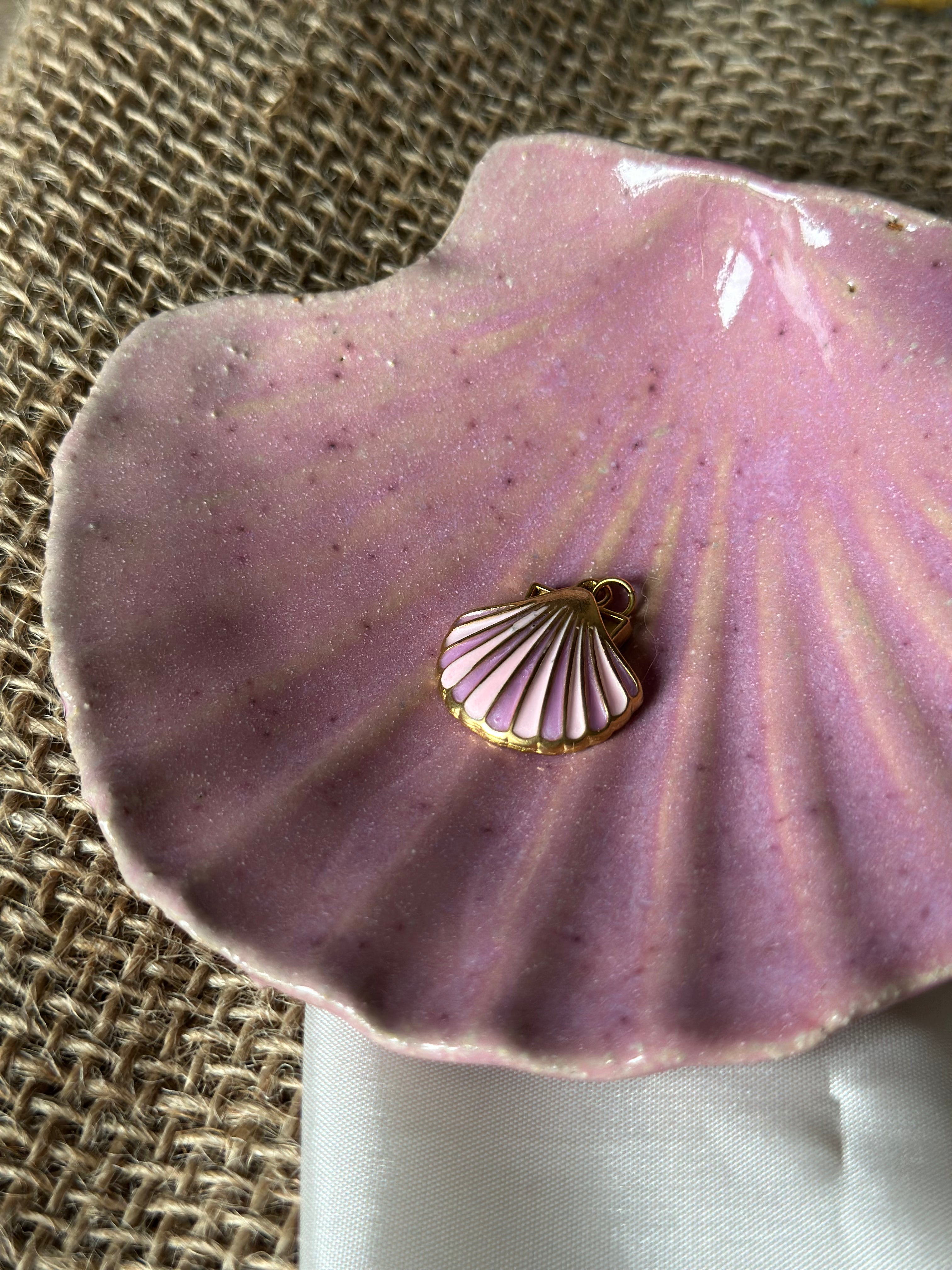 Charm coquille violet/rose