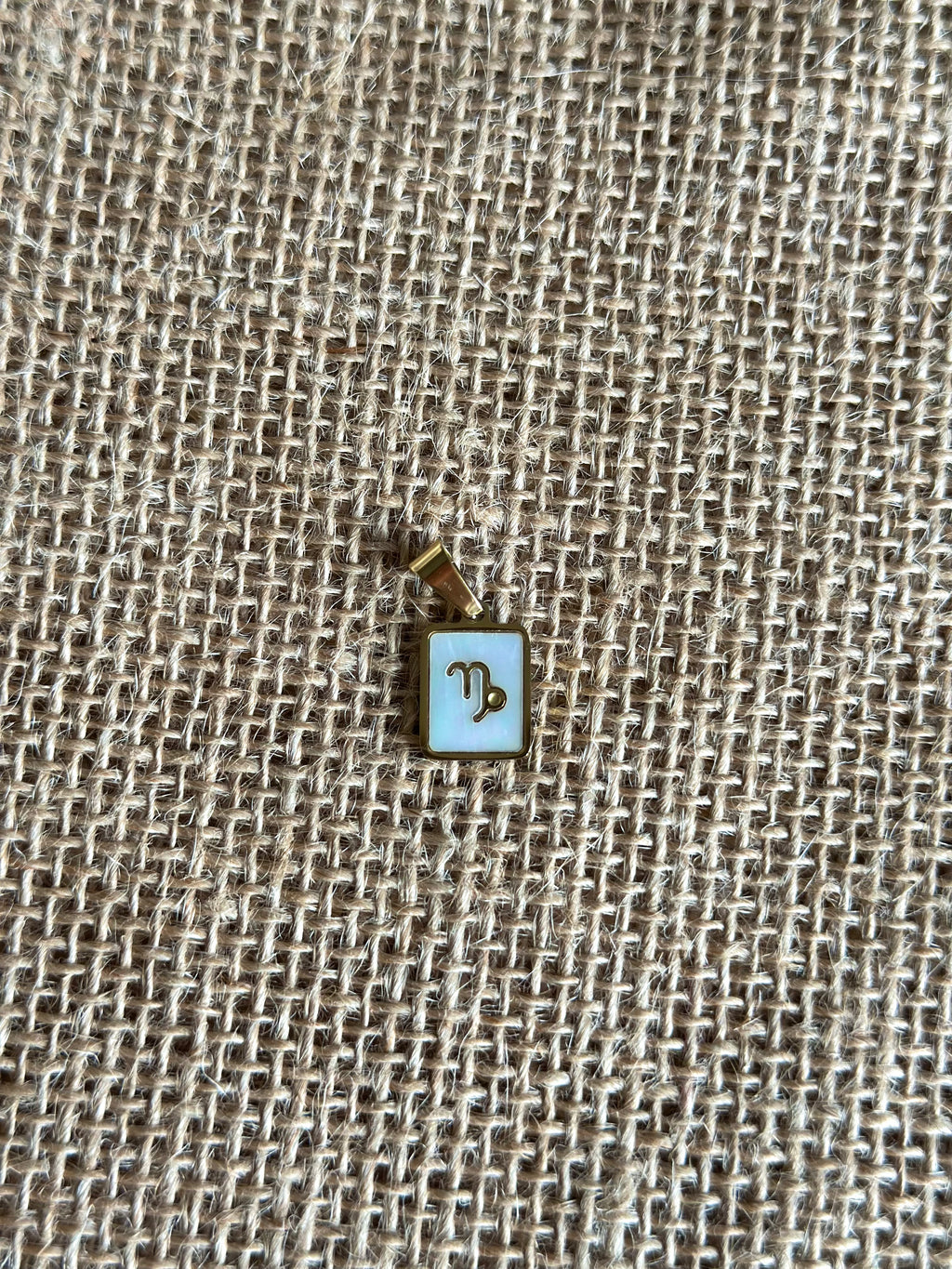 Charm astro "Capricorne" doré