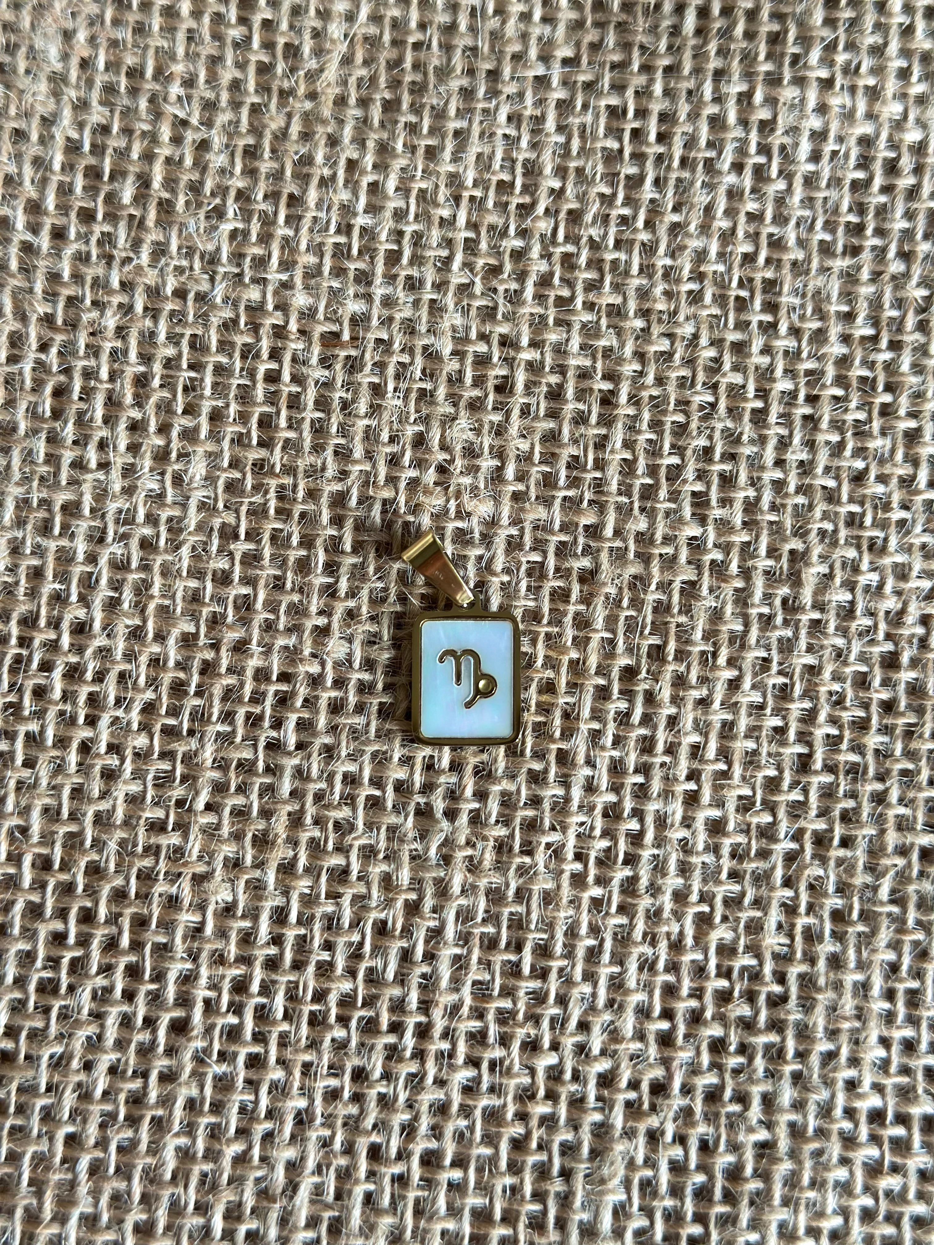 Charm astro "Capricorne" doré